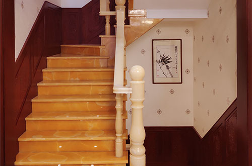 排浦镇中式别墅室内汉白玉石楼梯的定制安装装饰效果
